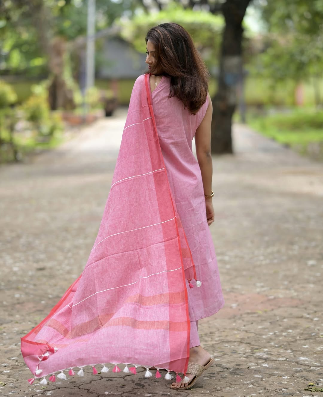 soft pink! π Grab this halter neck Khadi cotton set